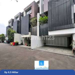 For Sale Townhouse Siap Huni Ada Pool, Dekat Pintu Toll Tb Simatupang , tersedia melalui melalui situs Rumah123