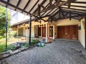 MURAH, JUAL CEPAT RUMAH LAMA JEMURSARI. BISA DI SPLIT RUMAH HUNI , tersedia melalui melalui situs Olx