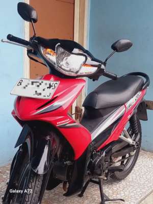 Jual bekas nyari revo absolut seperti di foto,lokasi di Gambir