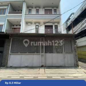 Petojo Rumah Semi Furnish Siap Huni Terawat Posisi Tanah Agak Ngantong Bisa Kpr , tersedia melalui melalui situs Rumah123