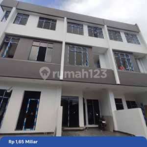 Ruko Plus Tempat Tinggal Siap Huni Area Komersil Jakarta Pusat , tersedia melalui melalui situs Rumah123