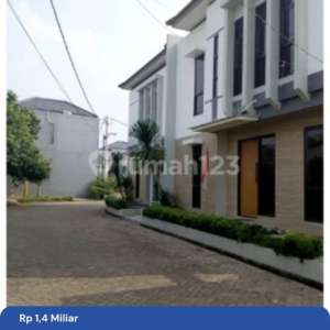 Rumah 2 Lantai Area Larangan Dekat Halte Puribeta , tersedia melalui melalui situs Rumah123