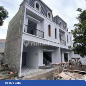 Rumah 2 Lantai di Jl Cipedak Raya Akses Dekat Area Transportasi , tersedia melalui melalui situs Rumah123