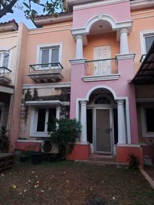 Rumah 2 Lantai di Raffles Hills Cibubur , tersedia melalui melalui situs Olx