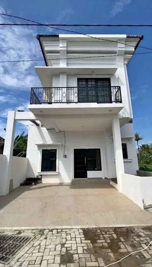 RUMAH 2 LANTAI LOKASI PERUMAHAN POROS KARANGPLOSO MALANG , tersedia melalui melalui situs Olx