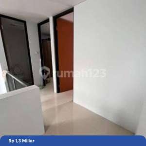 Rumah 2 Lantai Nyaman Terawat di Komplek Bumi Adipura Gedebage , tersedia melalui melalui situs Rumah123