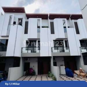 Rumah 3 Lantai, Townhouse Exclusive SHM Bebas Banjir di Matraman , tersedia melalui melalui situs Rumah123