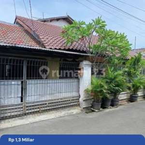 Rumah Asri Terawat Dalam Komplek Pondok Gede , tersedia melalui melalui situs Rumah123