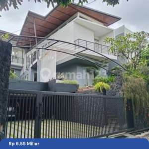 Rumah Cantik Maksimal Seperti Villa di Setraduta, Desain Split Level , tersedia melalui melalui situs Rumah123