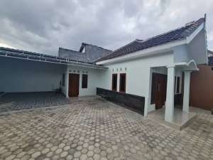 Rumah dekat jalan udayana mataram, 141 m2 lokasi di Jl. Adi Sucipto, tersedia melalui melalui situs Olx