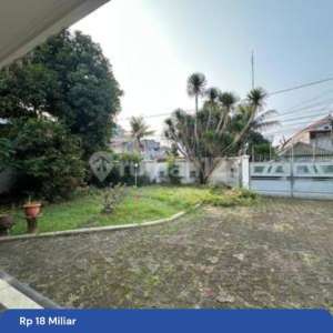 Rumah Dengan Halaman Luas Strategis Kebon Jeruk Jakbar , tersedia melalui melalui situs Rumah123