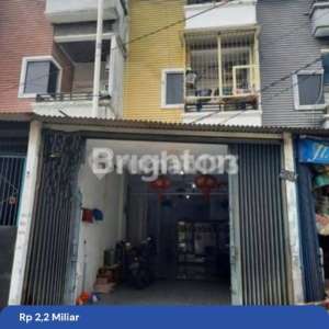 RUMAH DI JALAN RAYA JELAMBAR JAKARTA BARAT 3 LANTAI BISA UNTUK USAHA , tersedia melalui melalui situs Rumah123