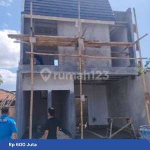 Rumah dua lantai akses dua mobil lingkungan cluster di Cilangkap jakarta timur , tersedia melalui melalui situs Rumah123