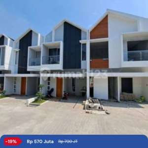 Rumah Dua Lantai Dalam Lingkungan Cluster Pinggir Jalan di Lalui Angkot , tersedia melalui melalui situs Rumah123