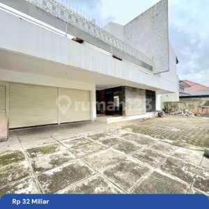 Rumah Lama Lokasi Strategis Di Kebayoran Baru , tersedia melalui melalui situs Rumah123