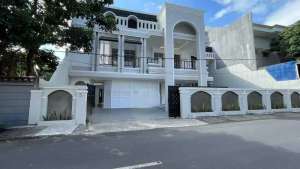 Rumah megah lantai marmer halaman luas pusat kota gatsu tengah jl8mtr , tersedia melalui melalui situs Olx
