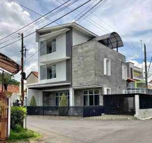 Rumah mewah 3 lantai pusat kota Purwokerto dekat alun alun, pasar Manis , tersedia melalui melalui situs Olx