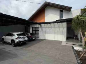 RUMAH MEWAH MODERN LIKE VILLA TANAH LUAS SEMI FURNISHED DI JAKAL KM 9 NGAGLIK lokasi di Ngaglik, tersedia melalui melalui situs Olx