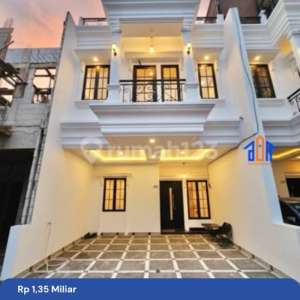 Rumah Mewah Siap Huni 3 Lantai Dalam Komplek Asri , tersedia melalui melalui situs Rumah123