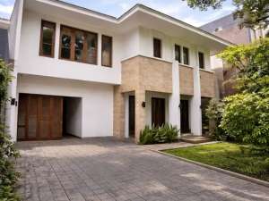 RUMAH MODERN SIAP HUNI, JALAN LEBAR DALAM KOMPLEK Dekat Senayan, Pakubuwono dan Sudirman , tersedia melalui melalui situs Olx