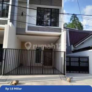 Rumah Mungil Cocok Keluarga Kecil Strategis Tanjung Duren Jakbar , tersedia melalui melalui situs Rumah123