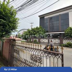 Rumah Pinggir Jalan Lokasi Strategis , tersedia melalui melalui situs Rumah123