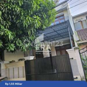 Rumah Rapi dan Cantik 3 Lantai , tersedia melalui melalui situs Rumah123