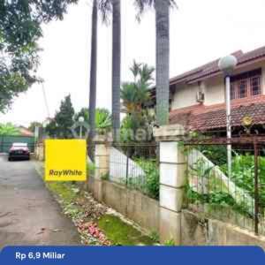 Rumah tua di Cilangkap, Jakarta Timur,3 km ke Mabes TNI Cilangkap , tersedia melalui melalui situs Rumah123