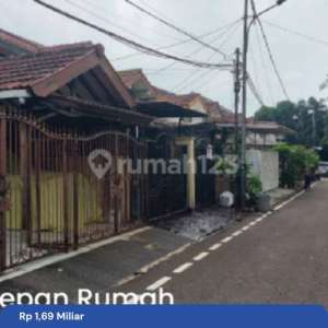 Rumah Tua Hitung Tanah Strategis Di Joglo Jakarta Barat , tersedia melalui melalui situs Rumah123