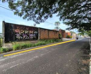 tanah pekarangan pinggir jalan utama sumber banjarsari lokasi di Kadipiro, tersedia melalui melalui situs Olx