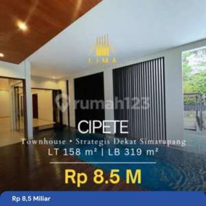 Townhouse Eksklusif 3 Lantai Private PoolCarport Luas , tersedia melalui melalui situs Rumah123