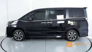 Toyota Voxy 2.0 AT 2018 Hitam , tersedia melalui melalui situs Jualo