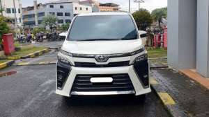Jual bekas Toyota Voxy 2.0 AT 2018 putih sunroof,lokasi di Jakarta DKI