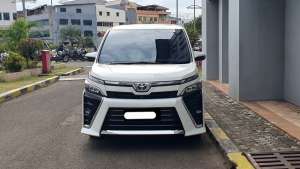 Jual bekas Toyota Voxy CVT 2019 putih sunroof km 40rb,lokasi di Jakarta DKI
