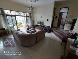 DIJUAL Rumah Asri dengan Taman Luas Lokasi strategis dkt ke TOL PASTEUR di Sukasari Area SARIJADI Bandung , tersedia melalui melalui situs Olx