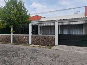 DIJUAL RUMAH HITUNG TANAH Lokasi di Jl. Lebak Arum Tambaksari Selangkah dari Raya Kenjeran , tersedia melalui melalui situs Olx