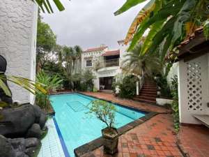 Dijual Rumah lokasi di Jl Emesde C. Kemang, Jakarta Selatan , tersedia melalui melalui situs Olx