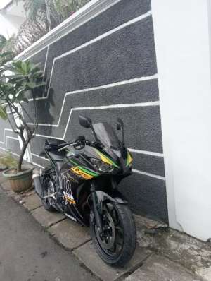Jual bekas dijual yamaha r25 tahun 2015,lokasi di Ciputat Timur