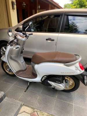 Jual bekas honda scoopy th 2021 putih kyles istimewa,lokasi di Jetis