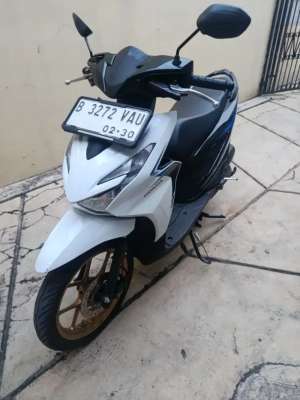 Jual bekas jual cepat butuh uang honda beat deluxe gen2 cbs putih hitam km rendah,lokasi di Ciputat
