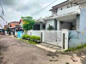 jual rumah 2 lantai beserta isinya posisi hook , tersedia melalui melalui situs Olx