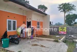 Jual Sewa Kontrak rumah nyaman, ada kebun siap huni, Banyuresmi, Garut lokasi di Perumahan Karisma Residence Banyuresmi Blok J.09, tersedia melalui melalui situs Olx