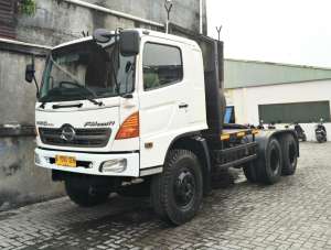 Jual bekas MULUSbanBARU MURAH Hino tronton tractor head 6x4 kepala trailer 2014,lokasi di Jakarta DKI