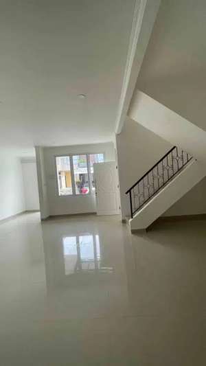 Rumah 2 lantai bagus banget di Legenda Wisata , tersedia melalui melalui situs Olx