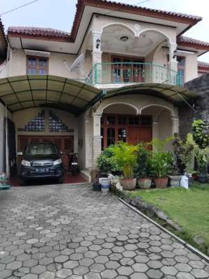 Rumah 2 Lt Dan Rumah Usaha di JL Damai Sleman lokasi di JL Damai Ngaglik Sleman, tersedia melalui melalui situs Olx