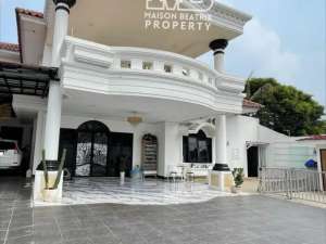 RUMAH 2LT DENGAN PRIVATE POOL FULLY FURNISH SIAP HUNI - SERPONG UTARA TANGSEL , tersedia melalui melalui situs Olx