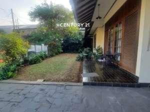 Rumah lama dengan tanah luas dalam Kompleks Bintaro sektor 1 , tersedia melalui melalui situs Olx