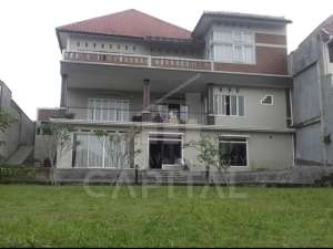 RUMAH MEWAH 3 LANTAI FULL FURNISHED DENGAN HALAMAN LUAS DAN VIEW DANAU DI KOTA BARU PARAHYANGAN , tersedia melalui melalui situs Olx