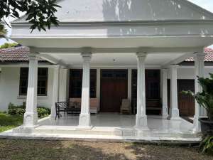 Rumah Mewah Siap Huni di Pamulang Barat, Tangerang SelatanFacade BelandaArea Hijau. , tersedia melalui melalui situs Olx