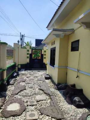 Rumah Solo fajar indah jajar dekat sumber colomadu manahan adi sucipto , tersedia melalui melalui situs Olx